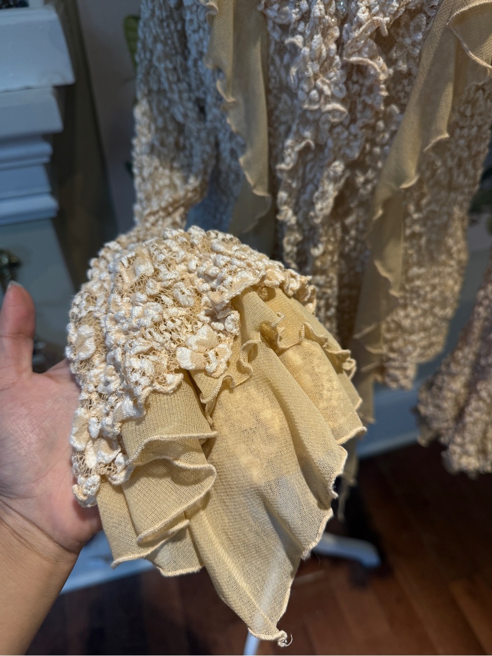 Knitted bell-sleeve ruffle top - Picture 3 of 4